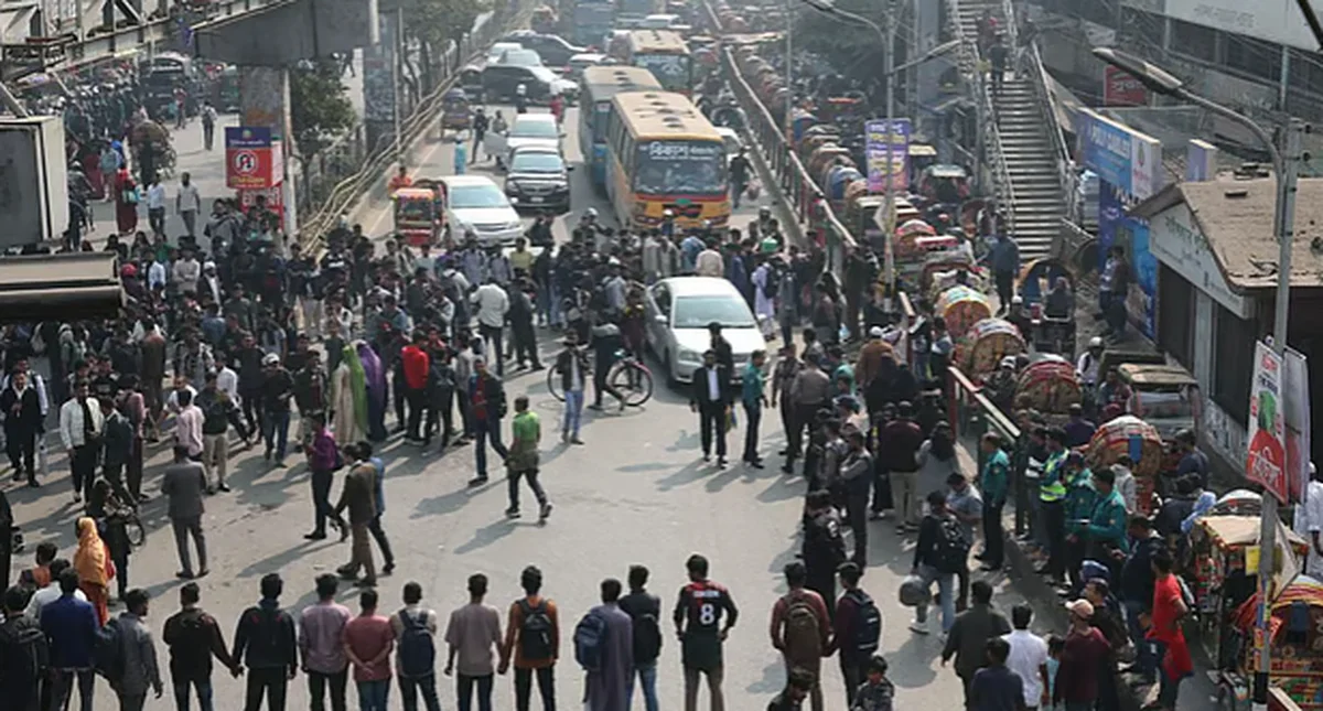 Students Block Roads Across the Capital Again Today, Causing Severe Traffic Congestion and Suffering
