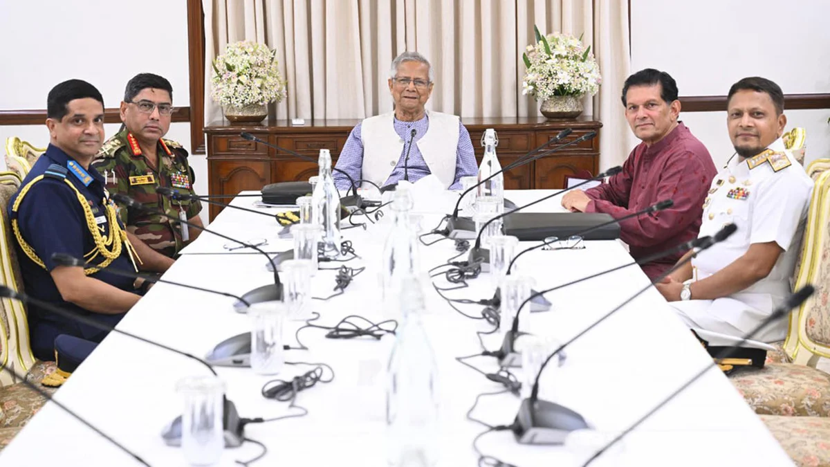 Yunus Meets Defence Chiefs to Finalize Security Strategy for Upcoming Polls